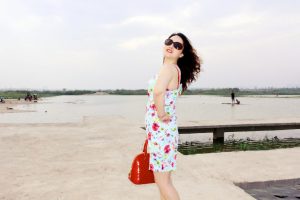 丰满的宝宝姐脱高跟鞋露脚