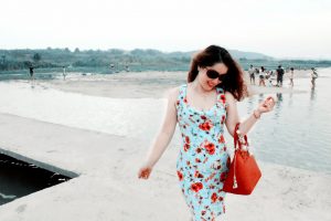 丰满的宝宝姐脱高跟鞋露脚