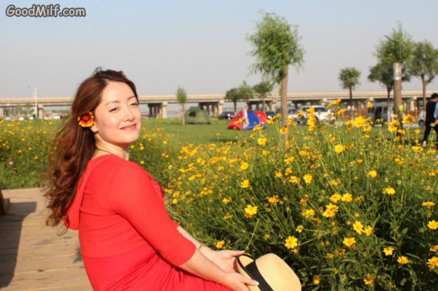 性感宝宝姐红裙在郊区河边拍照[第5张/共5张]