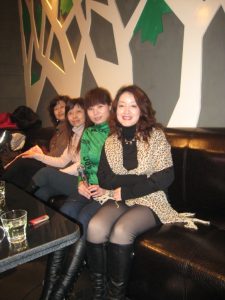 一个气质的美女宝宝姐在KTV里黑丝裤袜