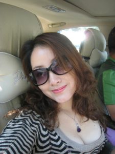 气质宝宝姐领口开的好低