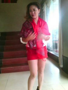 卖汽车用品的熟妇最爱穿超短裙