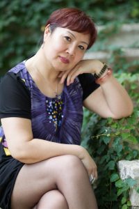 短发大腿熟女外出旅游时也要穿上丝袜