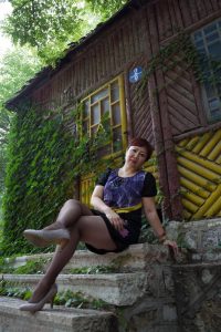 短发大腿熟女外出旅游时也要穿上丝袜