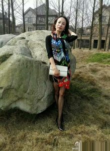 时尚迷人的黑丝女,爱打扮爱旅行