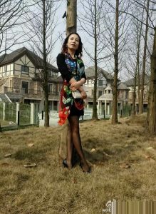 时尚迷人的黑丝女,爱打扮爱旅行