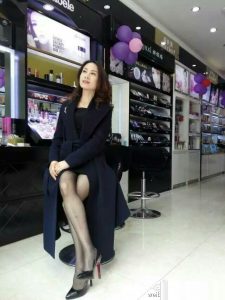 时尚迷人的黑丝女,爱打扮爱旅行