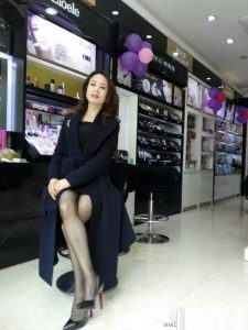 时尚迷人的黑丝女,爱打扮爱旅行