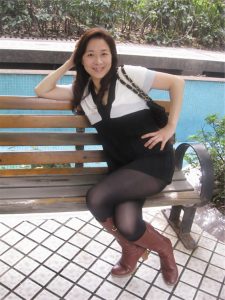 穿了长靴的表姐腿型不错