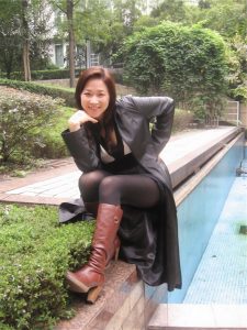 穿了长靴的表姐腿型不错