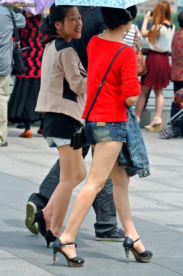 街头拍摄一位有味道的美女大腿高跟[第3张/共9张]