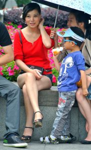 街头拍摄一位有味道的美女大腿高跟