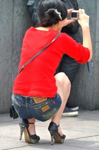 街头拍摄一位有味道的美女大腿高跟