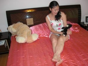 以前单位的会计大姐在家拍的美腿照片