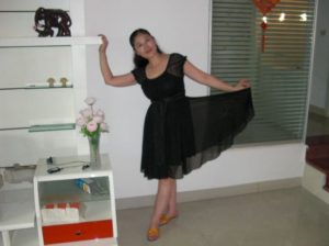 以前单位的会计大姐在家拍的美腿照片