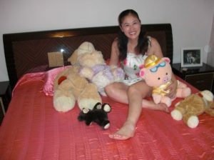 以前单位的会计大姐在家拍的美腿照片