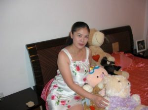 以前单位的会计大姐在家拍的美腿照片