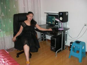 以前单位的会计大姐在家拍的美腿照片