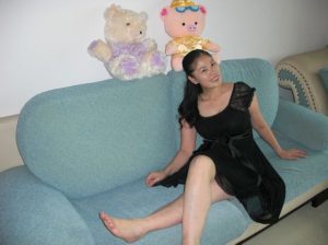 以前单位的会计大姐在家拍的美腿照片