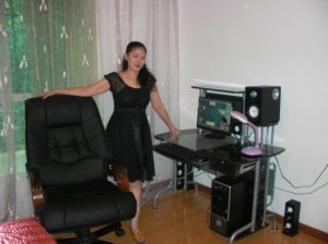 以前单位的会计大姐在家拍的美腿照片