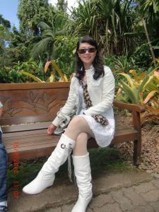 爱穿丝袜的老师去澳洲旅行不忘脱鞋露脚