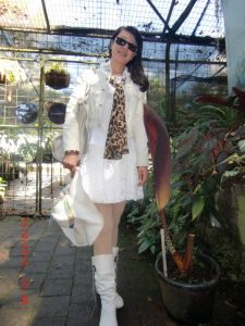 爱穿丝袜的老师去澳洲旅行不忘脱鞋露脚