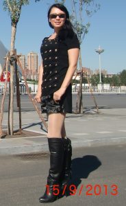 东北熟女老师穿丝袜外拍翘腿