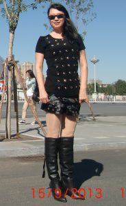 东北熟女老师穿丝袜外拍翘腿