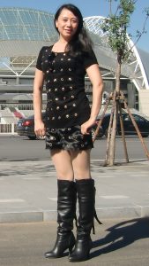 东北熟女老师穿丝袜外拍翘腿