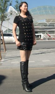 东北熟女老师穿丝袜外拍翘腿