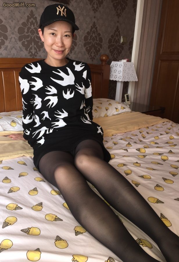 长腿女人戴帽子在家中床上展示[第11张/共11张]