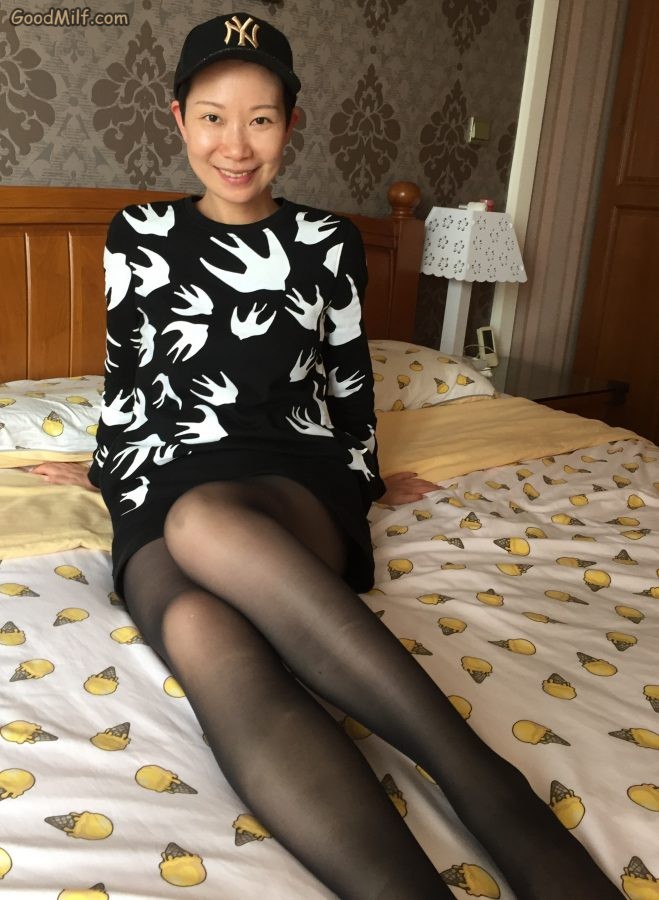 长腿女人戴帽子在家中床上展示[第8张/共11张]