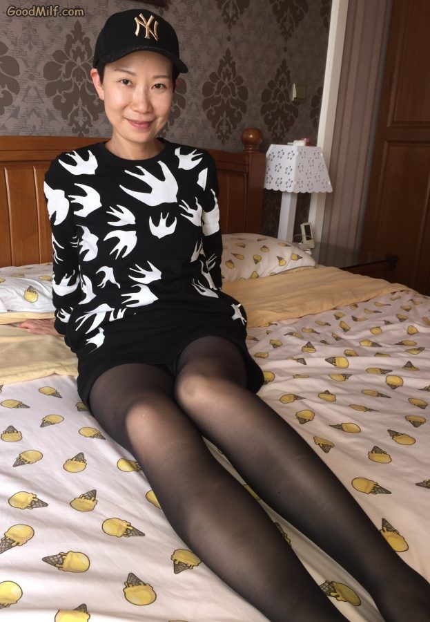 长腿女人戴帽子在家中床上展示[第9张/共11张]