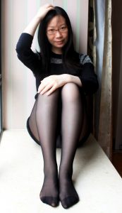 居家戴眼镜的小嫂子在窗台上被拍长腿脚底