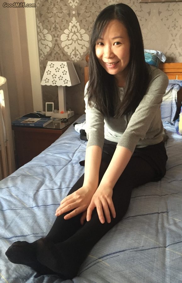 穿了厚黑色丝袜的小嫂子在家里秀腿[第1张/共18张]