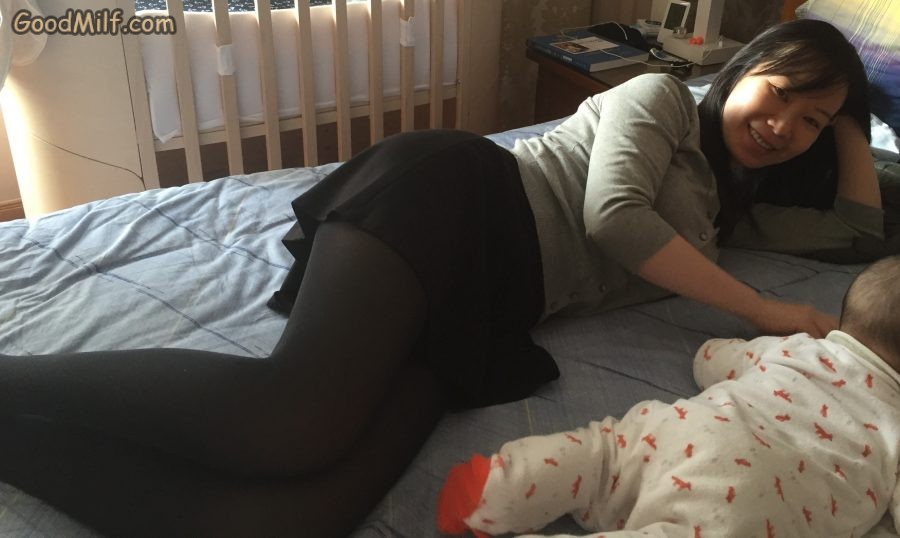 穿了厚黑色丝袜的小嫂子在家里秀腿[第11张/共18张]