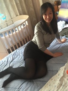 穿了厚黑色丝袜的小嫂子在家里秀腿