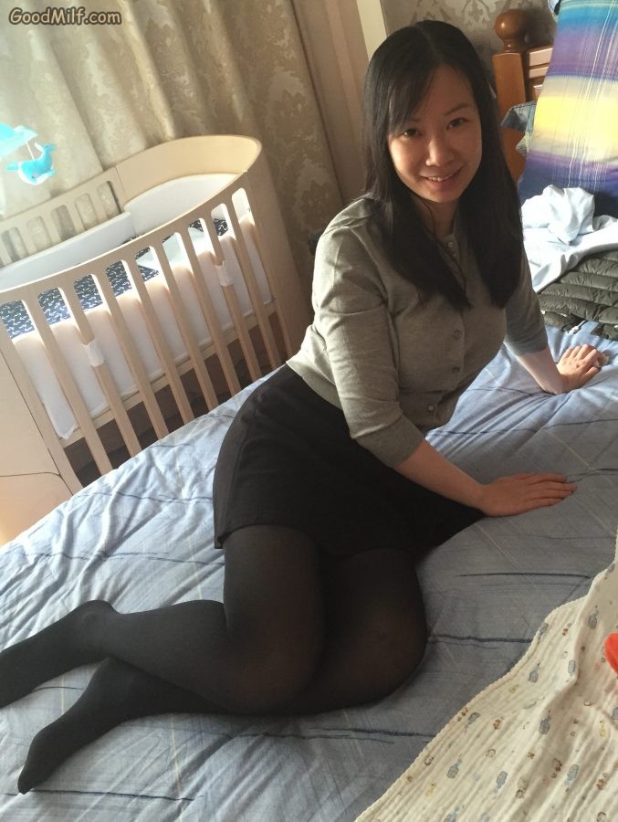 穿了厚黑色丝袜的小嫂子在家里秀腿[第12张/共18张]