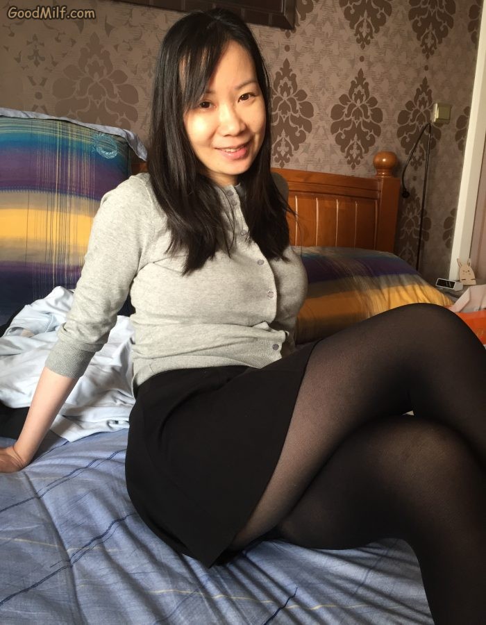 穿了厚黑色丝袜的小嫂子在家里秀腿[第13张/共18张]