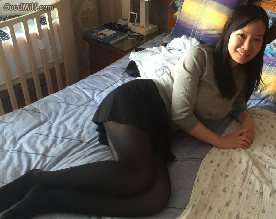 穿了厚黑色丝袜的小嫂子在家里秀腿[第15张/共18张]