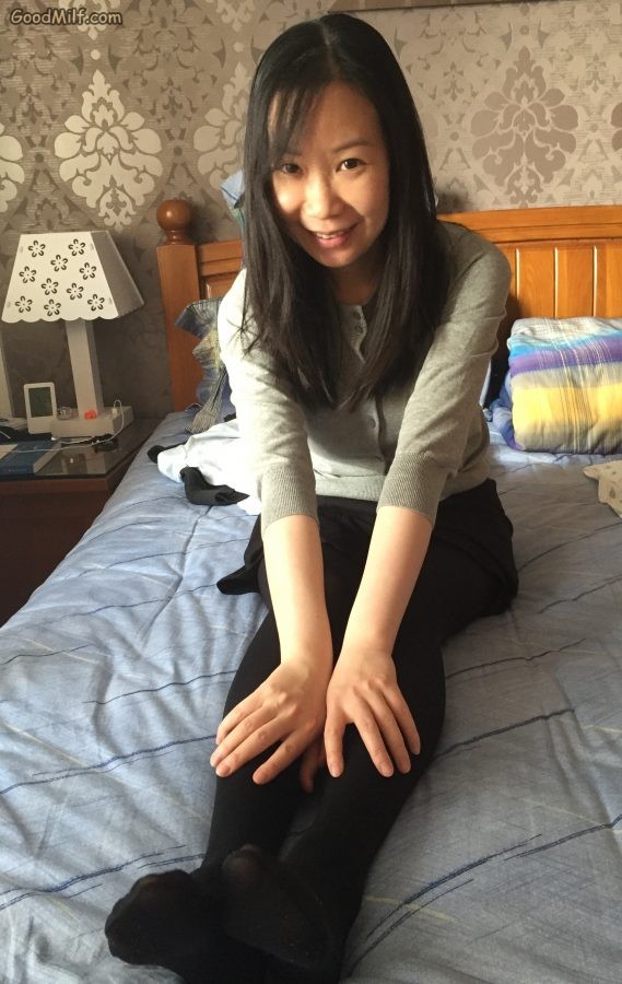 穿了厚黑色丝袜的小嫂子在家里秀腿[第16张/共18张]