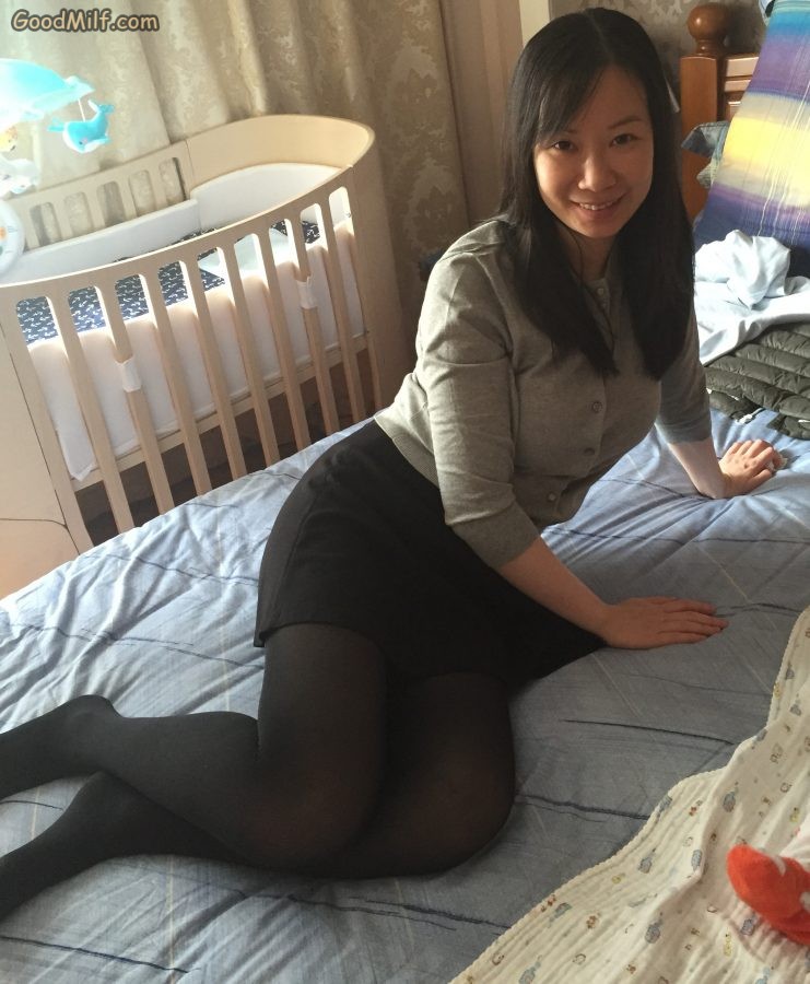 穿了厚黑色丝袜的小嫂子在家里秀腿[第17张/共18张]