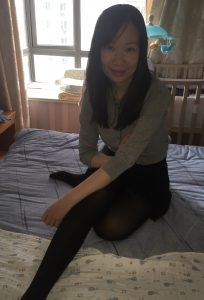 穿了厚黑色丝袜的小嫂子在家里秀腿