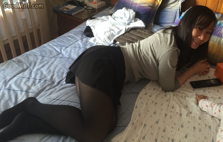 穿了厚黑色丝袜的小嫂子在家里秀腿[第2张/共18张]