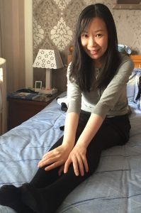 穿了厚黑色丝袜的小嫂子在家里秀腿