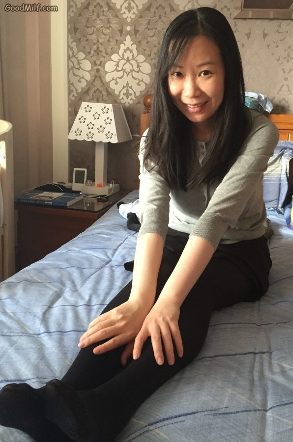 穿了厚黑色丝袜的小嫂子在家里秀腿[第6张/共18张]