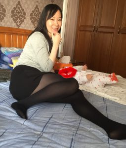 穿了厚黑色丝袜的小嫂子在家里秀腿