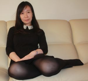 这位居家美妇喜欢穿黑色丝袜展示长腿