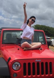 美腿姐姐开吉普牧马人自驾游