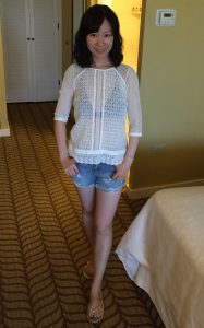 美腿姐姐开吉普牧马人自驾游